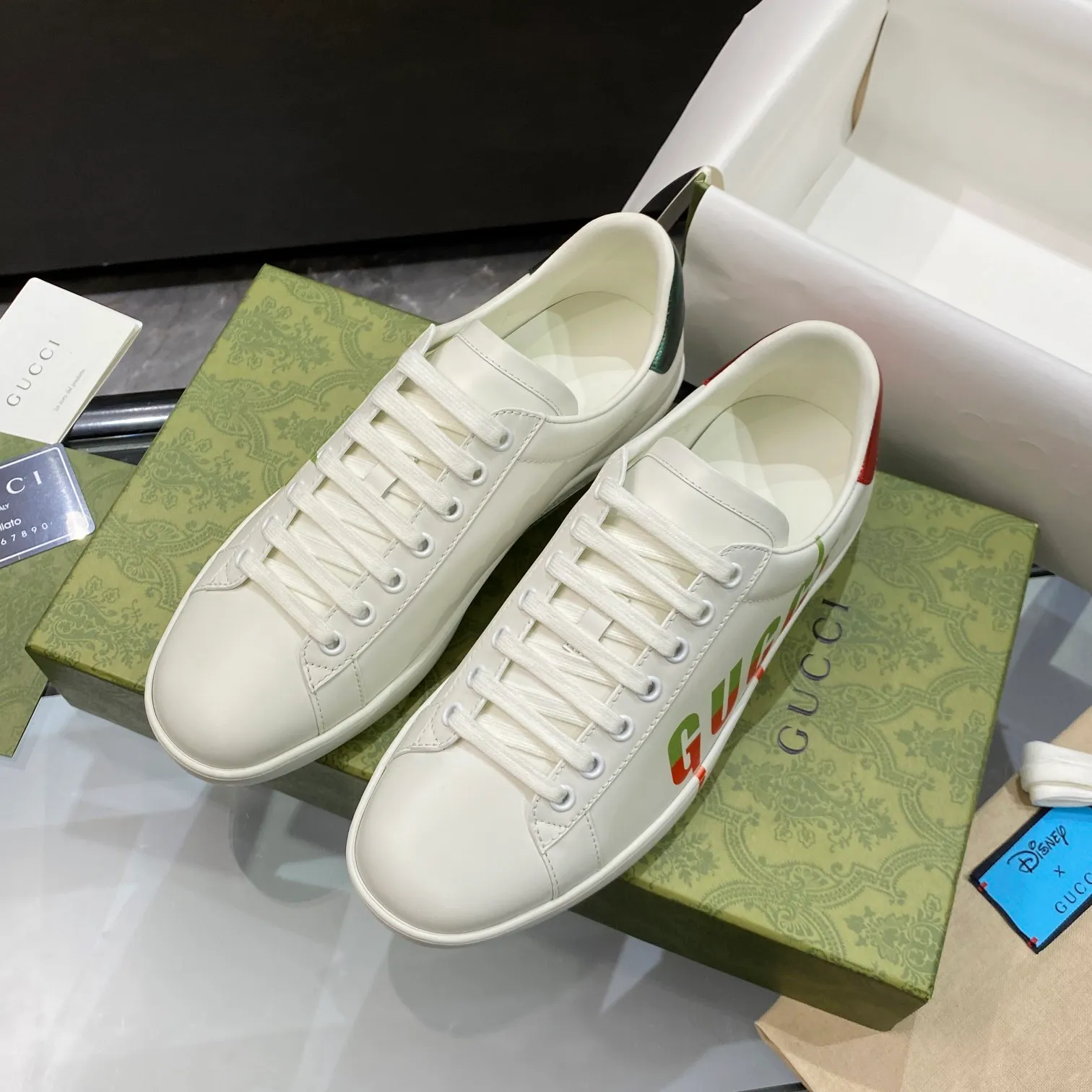 👟👟Ex-factory price 440👟👟 Men's size +10 Gucci's GG white shoes, the same style as Ni Ni, have been popular in recent years; new colors are constantly updated; stars, Internet celebrities, live broadcasts, etc. will definitely plant grass and call them. Classic fashion style, 5D drawing printing; electric embroidery surface, etc... Original customized cowhide color, first layer of cowhide inside, original outsole... Shiny color drawing/electric embroidery surface embellished on the side of the shoe body, package production process‼ Size: Female 35-40# Male 39-46#